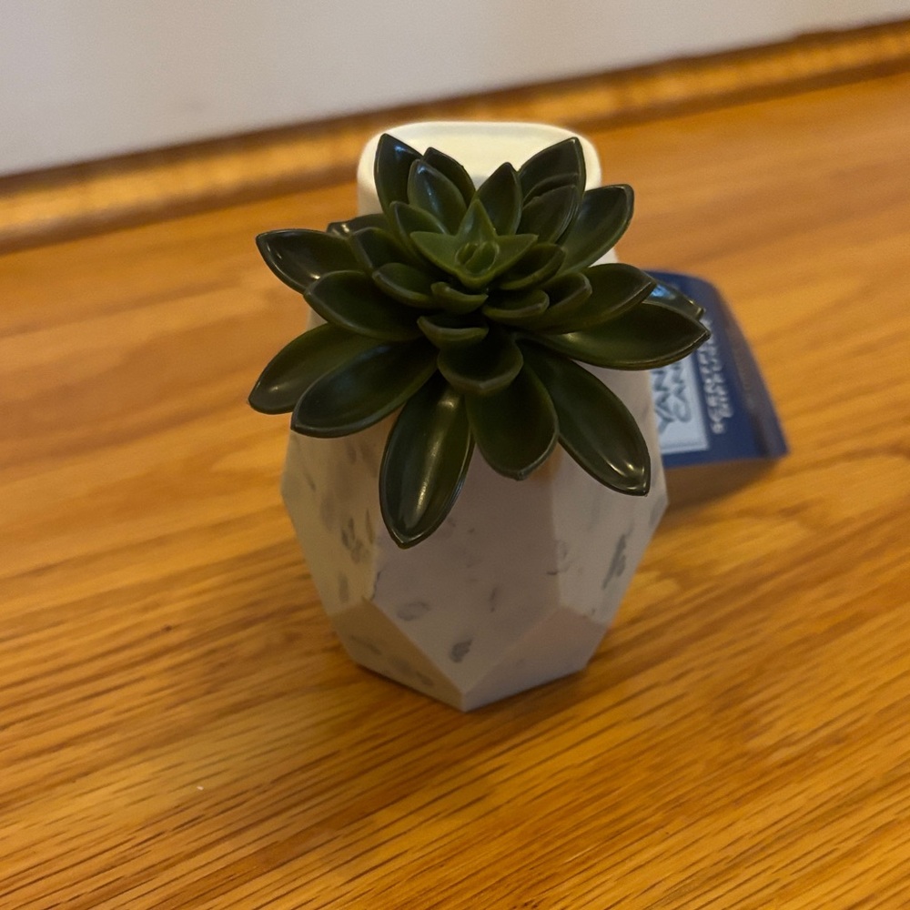 NWT Yankee Candle Succulent Light Up ScentPlug Diffuser